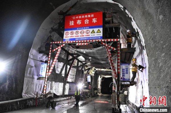 股票网上配资平台 甘肃首条自主投资铁路迎突破！天陇铁路首条特长隧道贯通